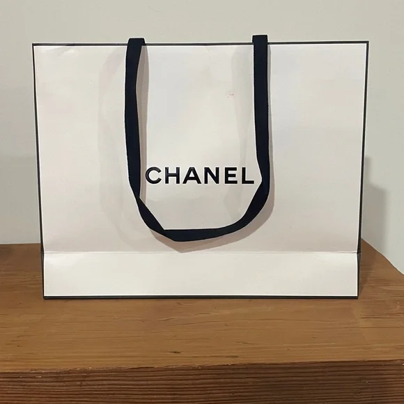 🦁 Chanel Gift Bag with elastic ribbon and two sheets of Chanel tissue - Picture 5 of 12